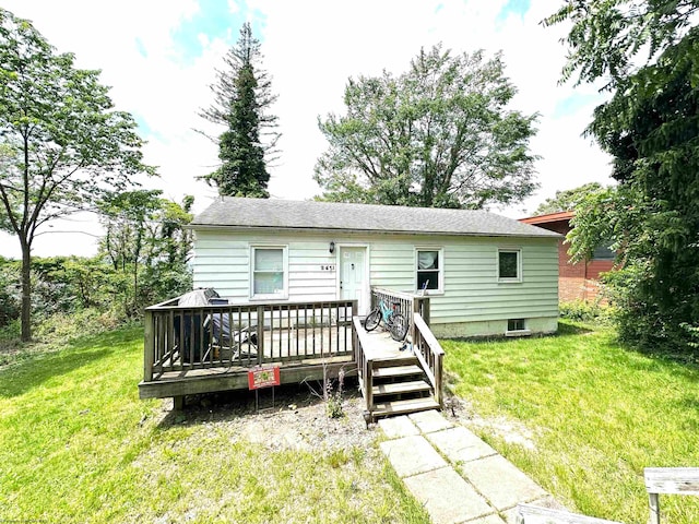 view of front of home featuring a wooden deck and a front yard