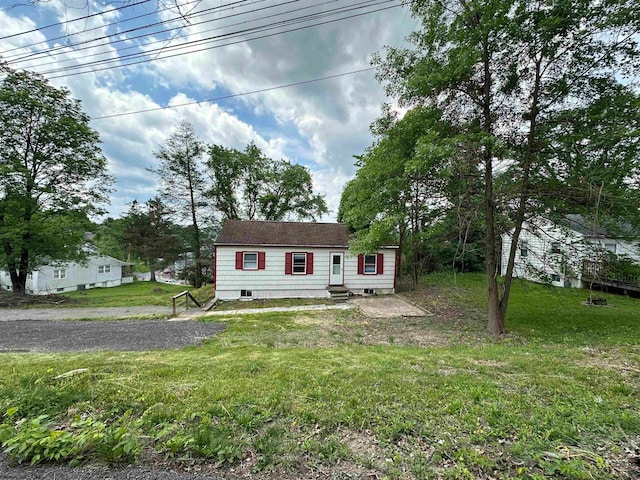 view of front facade with a front yard