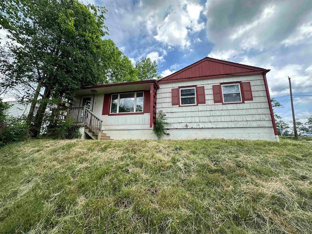 single story home featuring a front lawn