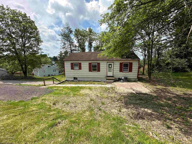 view of front of property featuring entry steps and a front yard