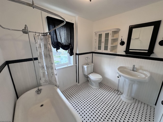 bathroom featuring shower / tub combo with curtain and toilet