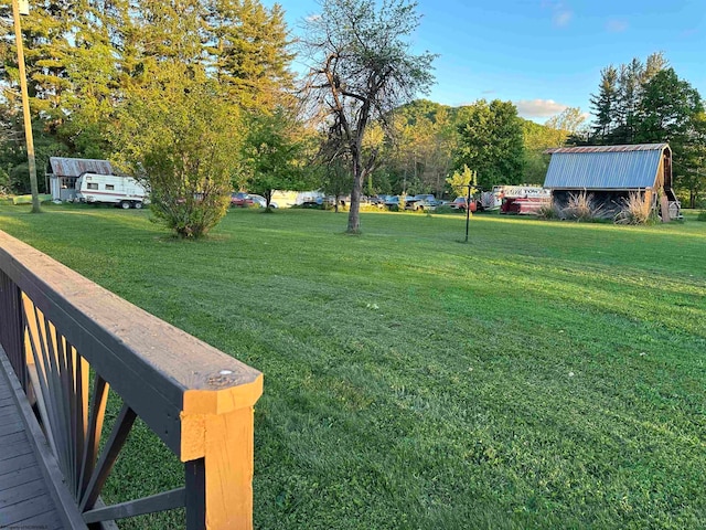 view of yard featuring an outdoor structure