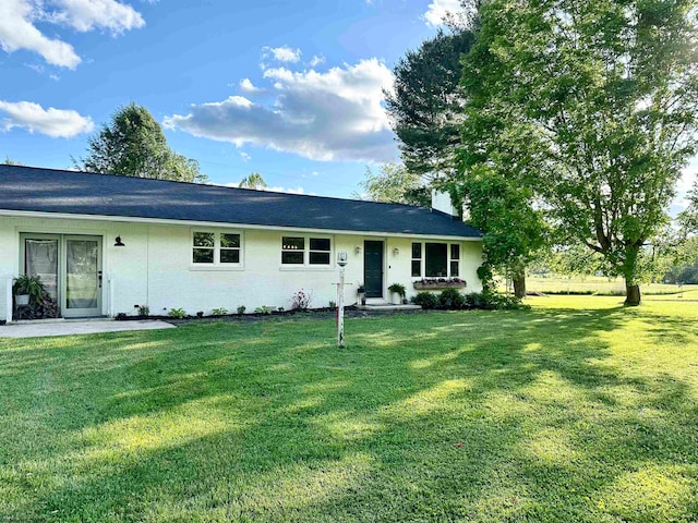 view of front of property featuring a front lawn