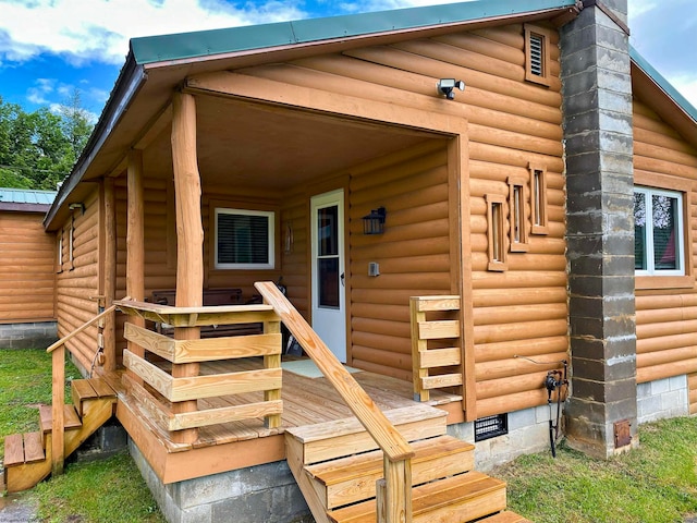 entrance to property featuring covered porch