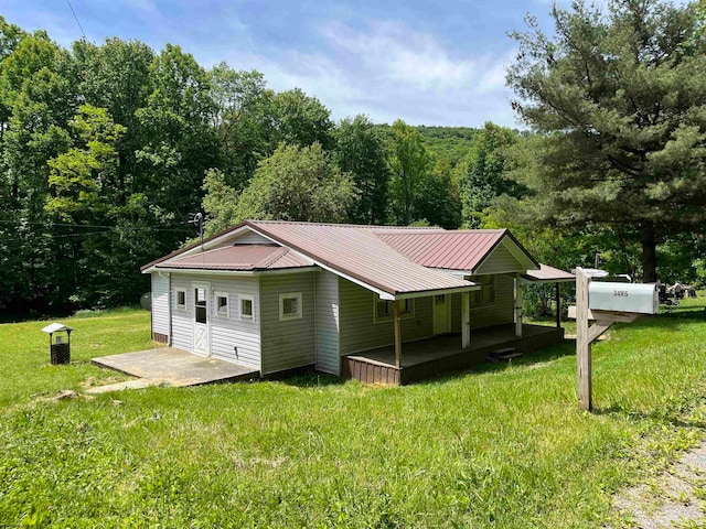 view of front of property featuring a front yard