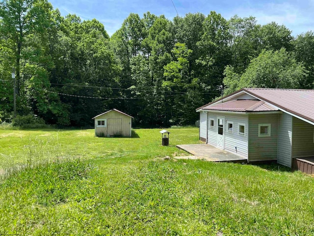 view of yard with an outdoor structure