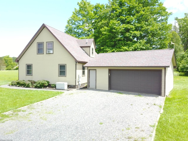 view of front of home featuring a front yard