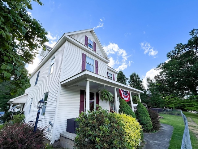 view of front of house featuring a porch and a front lawn