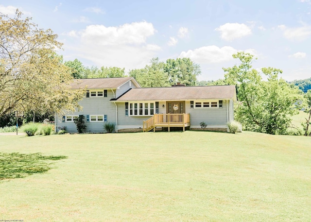 view of front of property featuring a wooden deck and a front yard