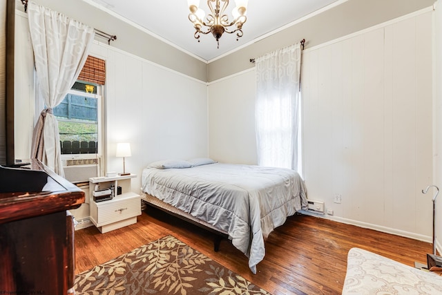 bedroom with crown molding, hardwood / wood-style floors, a notable chandelier, and cooling unit