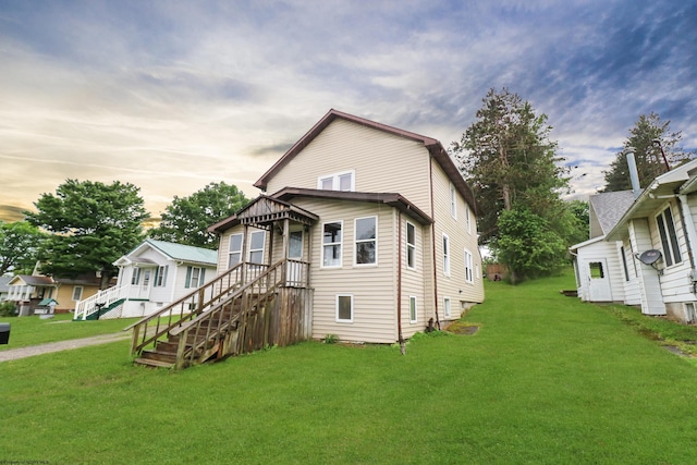 view of front of property featuring a yard