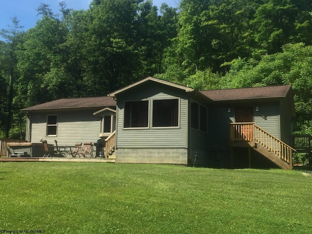 view of front of property featuring a front lawn