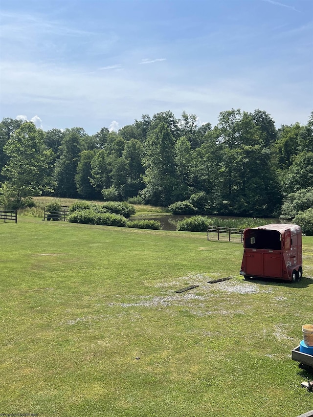 view of yard featuring a rural view