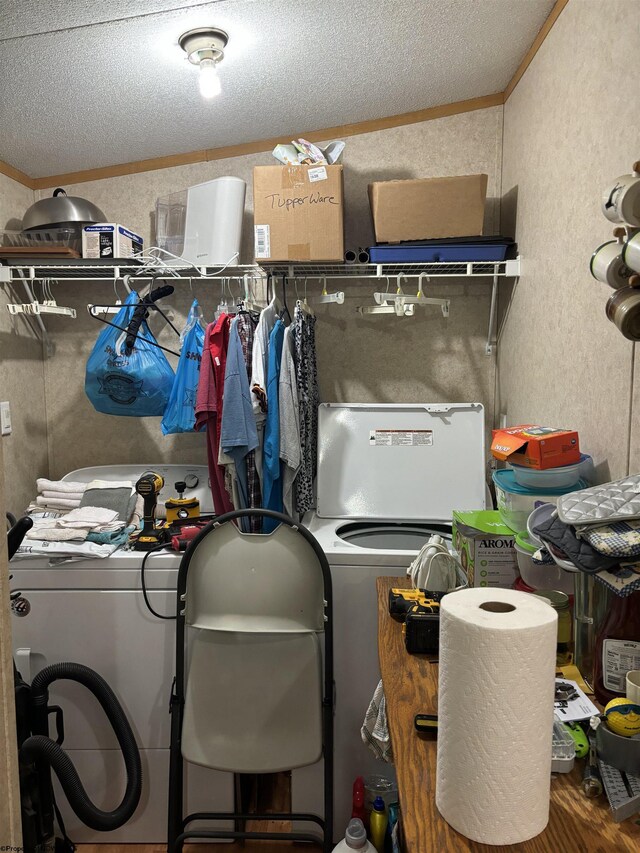 storage area with washing machine and dryer