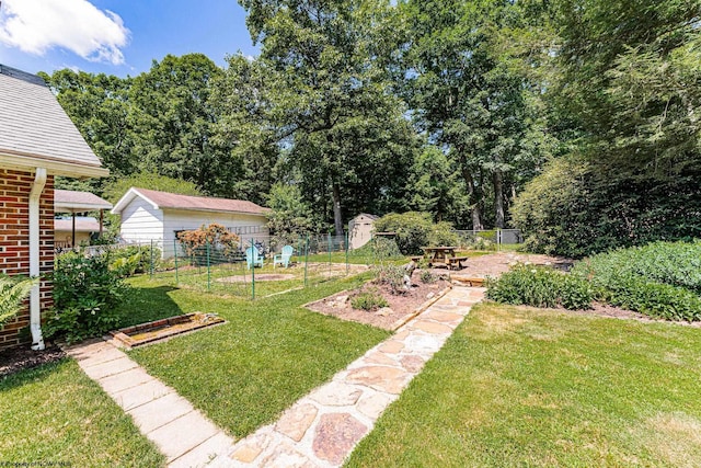 view of yard featuring an outdoor structure