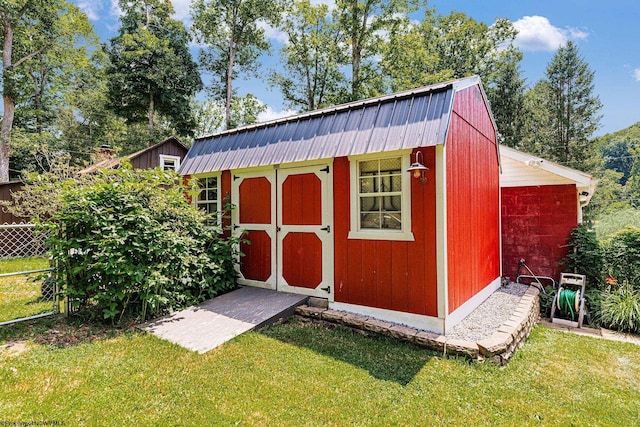 view of outdoor structure featuring a yard