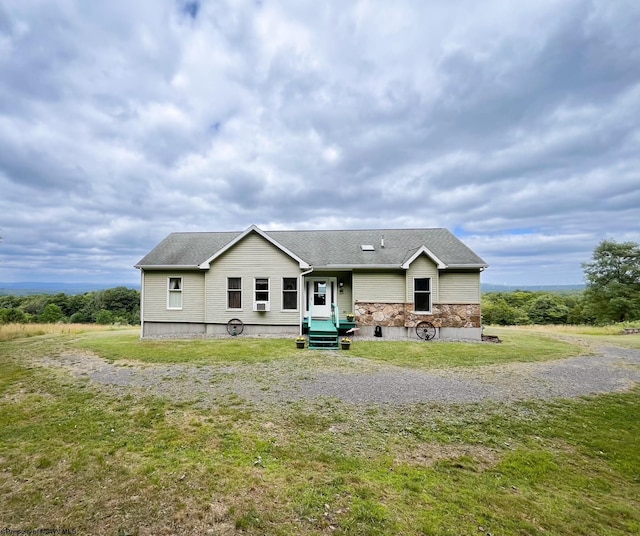 view of front of home featuring a front yard