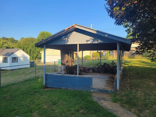 view of yard featuring an outbuilding