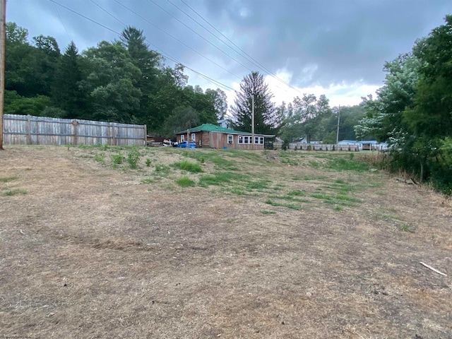 view of yard featuring an outdoor structure