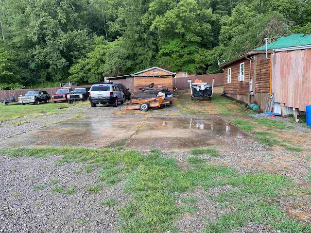 view of yard featuring an outdoor structure