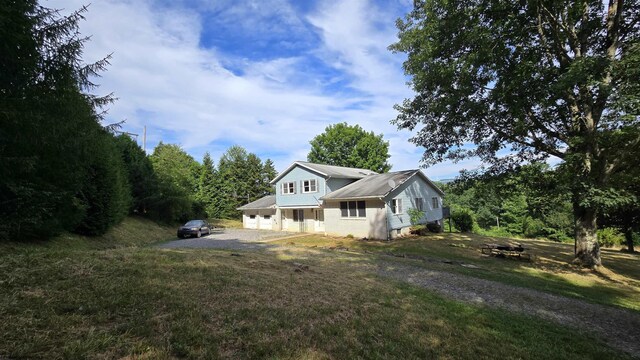 view of front of property featuring a front lawn