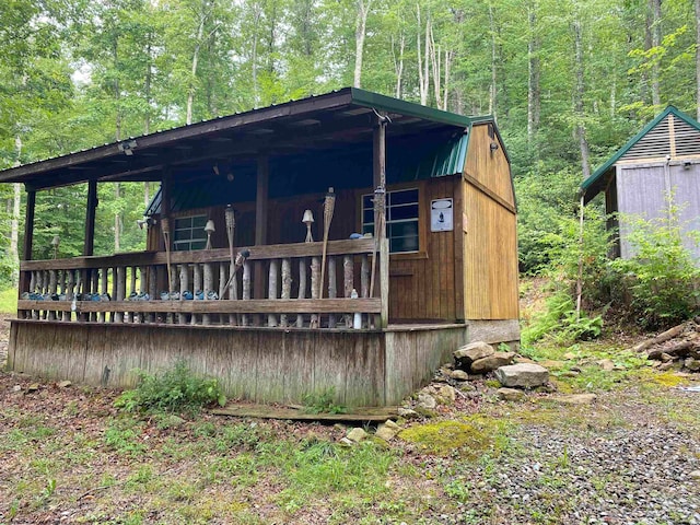 view of side of property featuring an outdoor structure