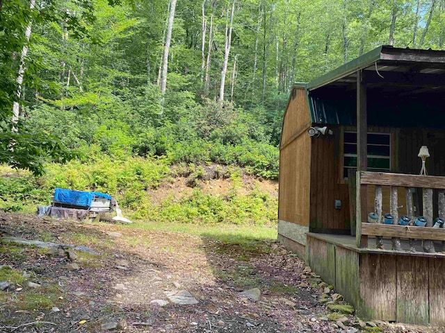 view of yard with an outdoor structure