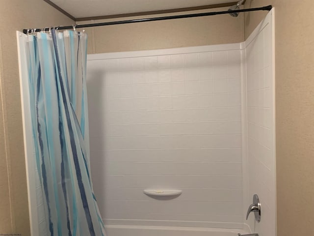 bathroom with shower / tub combo with curtain