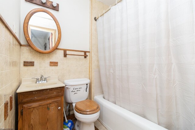 spare room featuring a notable chandelier, sink, carpet floors, and a textured ceiling