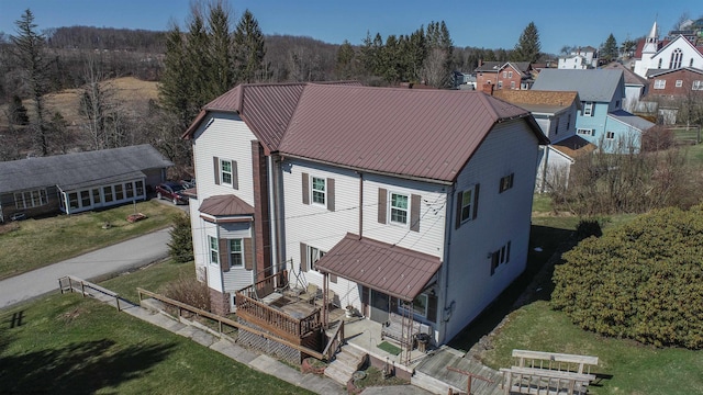 view of front of home featuring a front yard