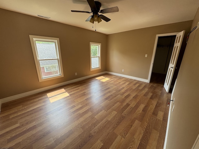 spare room featuring dark wood-type flooring and ceiling fan