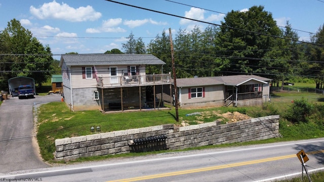 view of front of home featuring a front lawn