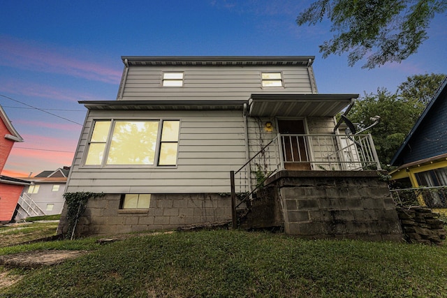 view of front of house featuring a yard