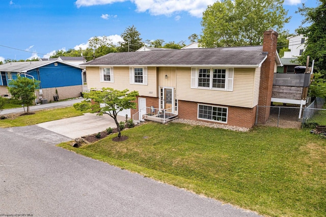 bi-level home featuring a front lawn