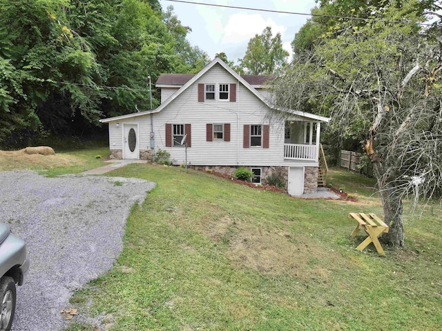 view of front of home with driveway and a front yard