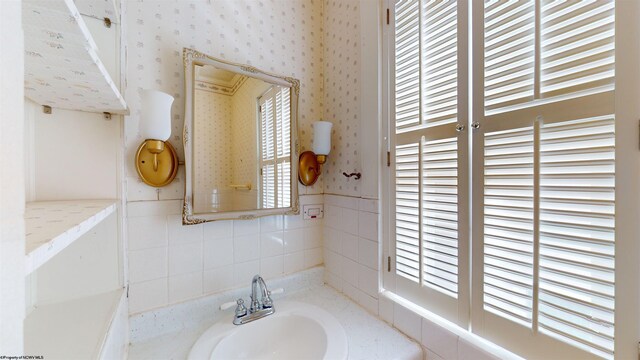 bathroom featuring sink