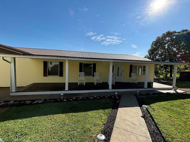 view of front of house featuring covered porch and a front yard