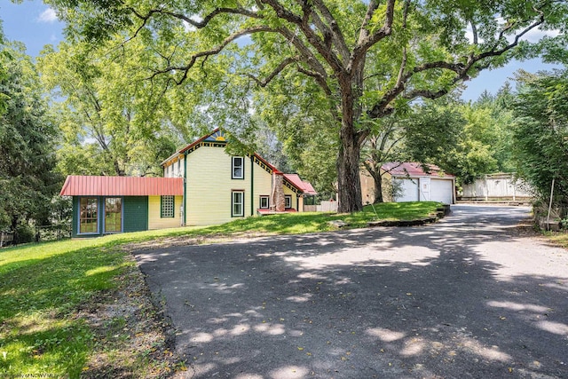 view of front facade featuring a front yard and a garage