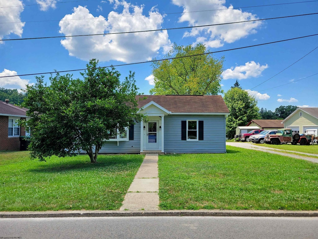 view of front of home featuring a front lawn