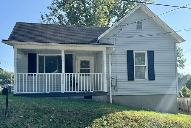 view of front of house with a porch and a front yard