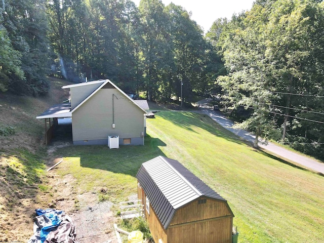 view of yard featuring a shed