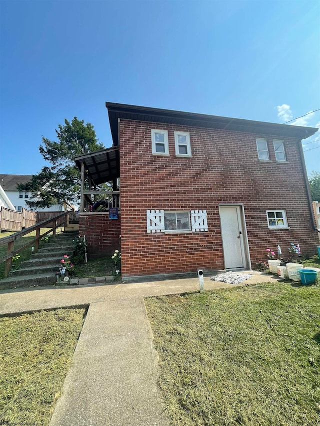 view of front of house featuring a front lawn