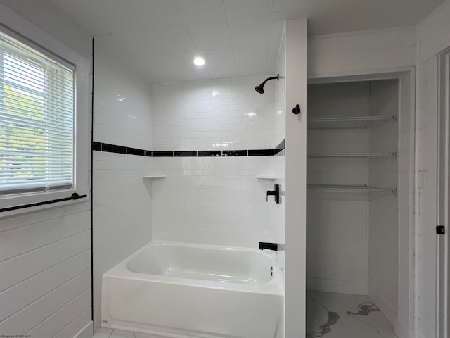 bathroom featuring tiled shower / bath