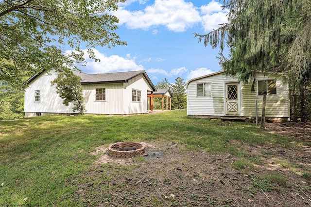 view of yard with a fire pit