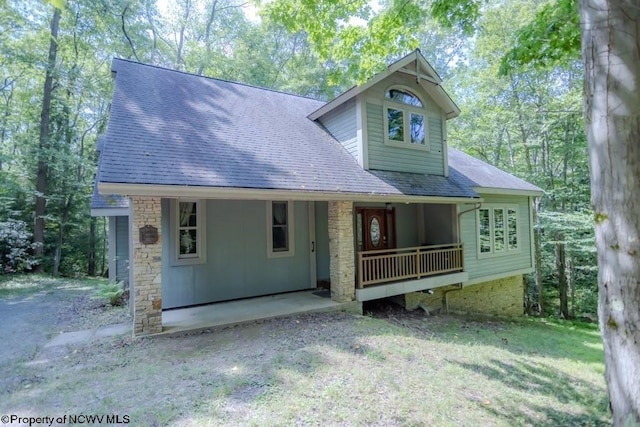 view of front of property with a front yard