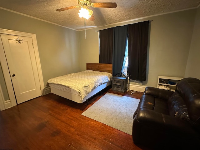 bedroom with dark wood-type flooring, a textured ceiling, and ceiling fan