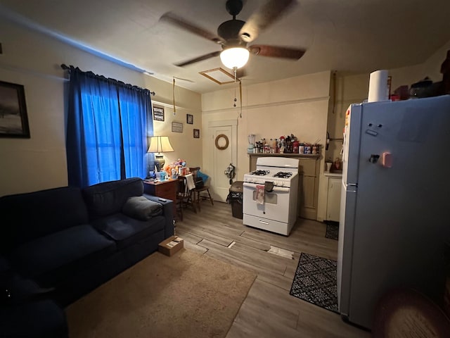 living room with light wood-type flooring and ceiling fan