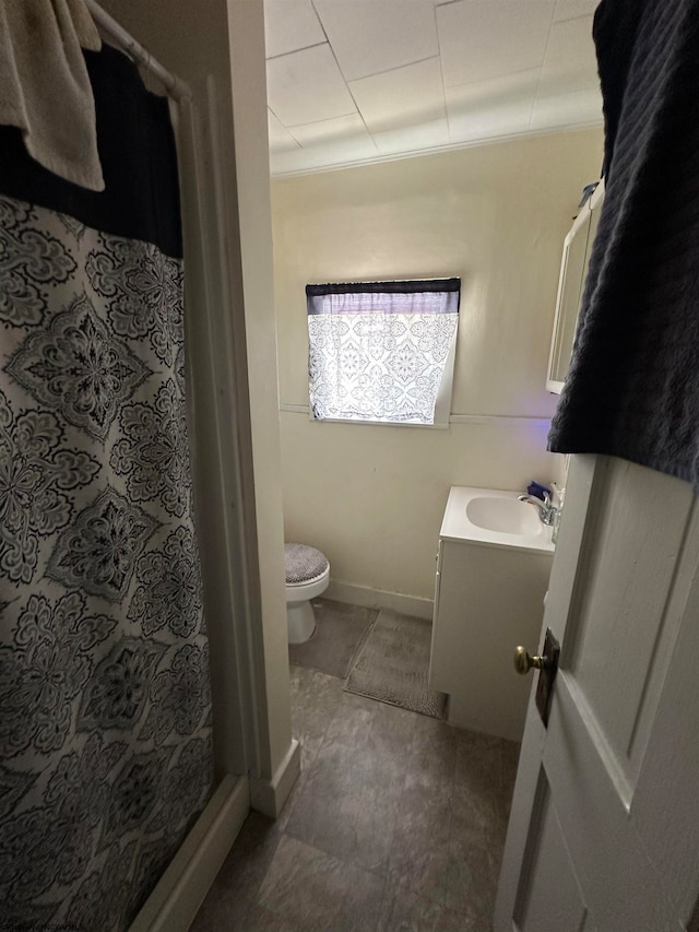 bathroom with a shower with curtain, toilet, crown molding, and vanity