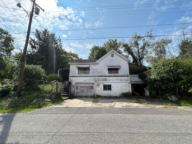 view of front facade with a garage