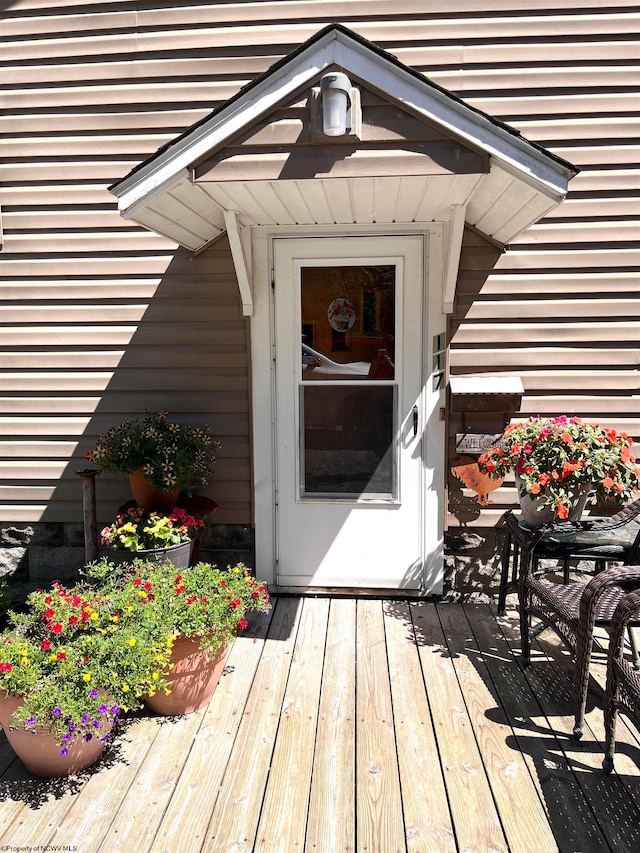 property entrance featuring a wooden deck